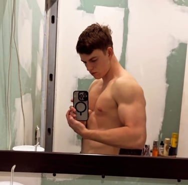 a man in a mirror fitness