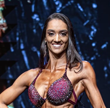 Sara Caco em uma competição de fisiculturismo