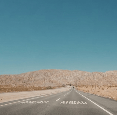 Una interestatal de camioneros en arizona con una vista hermosa