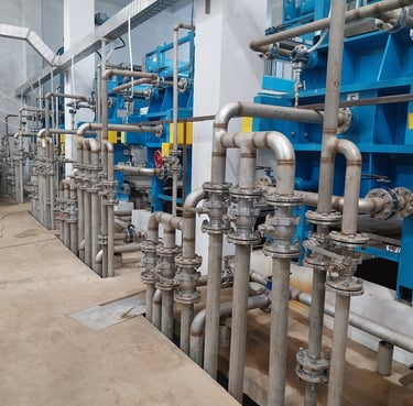 Proses instalasi dan penyambungan pipa serta sistem tata udara (HVAC) di area pabrik Jawa Tengah tah