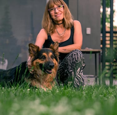 Agathe avec son chien qui parle du bonheur et gain de temps que lui apporte LVSC.