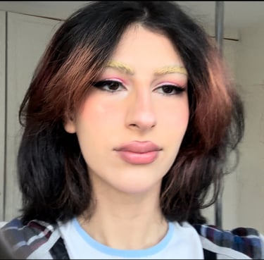 photo de face de la créatrice de Y2FEM qui est une femme trans aux cheveux noir