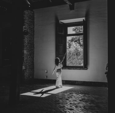 femme devant fenetre