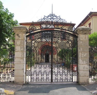 Portail de garage en fer forgé noir