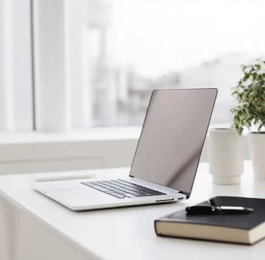 Moderner Arbeitsplatz mit Laptop und Notizbuch