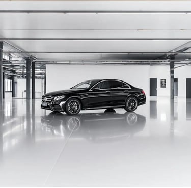 Moderne Kfz-Prüfhalle mit schwarzer Oberklasse-Limousine