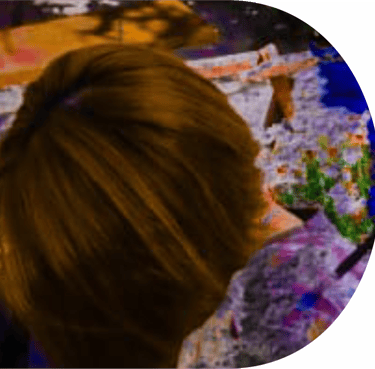 artista Sandra Amaya pintando cuadro abstracto