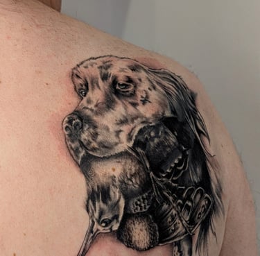 Tatuaje realista de perro en negro realizado por elperrolatinta, tatuador en Ribadesella