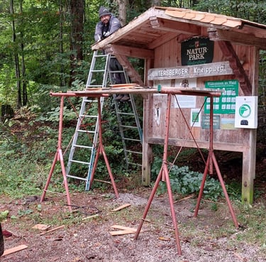 Schintelarbeiten am Dach einer Schautafel im Naturpark Untersberg