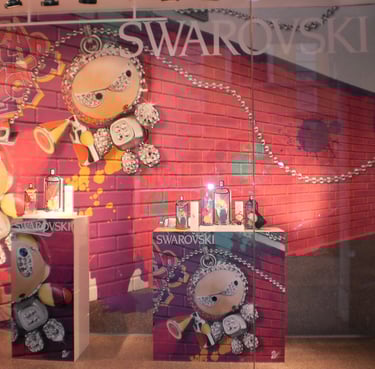 Vetrina Swarowsky ispirato allo street art/pop, sfondo mattoni- AMK Solutions