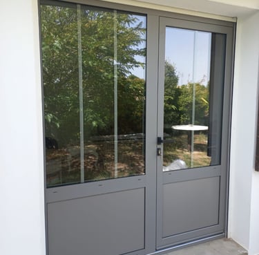 porte fenêtre grise en alumnium posée par l'artisan menuisier en Vendée