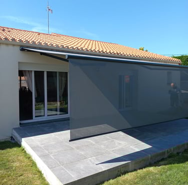 maison avec un stores bannes abaissés posés par l'artisan menuisier en Vendée