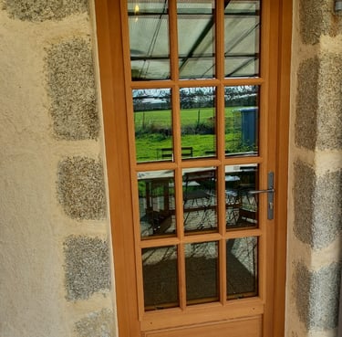 porte en bois avec des carreaux en verre posée par l'artisan menuisier en Vendée