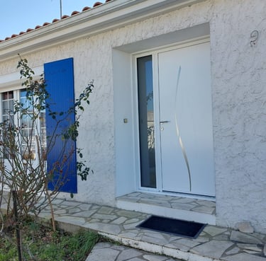 porte d'entrée blanche en pvc posée par l'artisan menuisier en Vendée