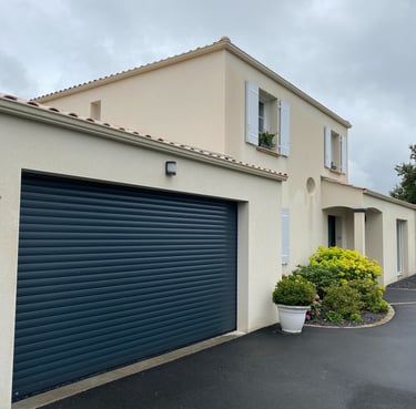 maison neuve avec porte de garage en pvc posée par l'artisan menuisier en Vendée