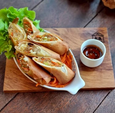 ปอเปี๊ยะทอดกรอบ ของทานเล่นซิกเนเจอร์ที่ยงคังคาเฟ่