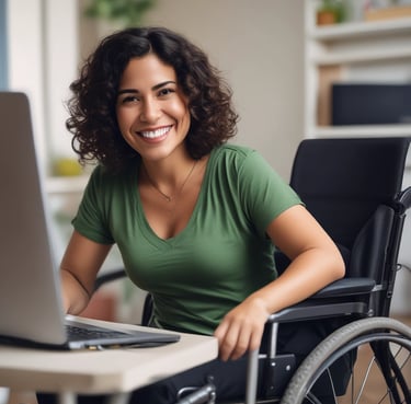 Linda mujer discapacitada sonrie mirando a la cámara, esta sentada en silla de ruedas