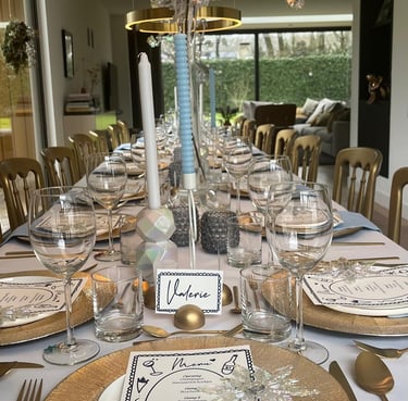 Elegant gedekte tafel met bloemstukken en kaarsen, gestyled door Xagis.