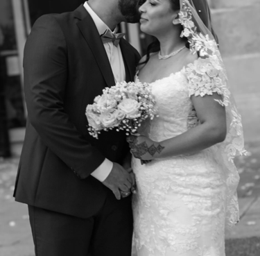 Photographe mariage : couple heureux en costumes traditionnels, riant spontanément dans un jardin