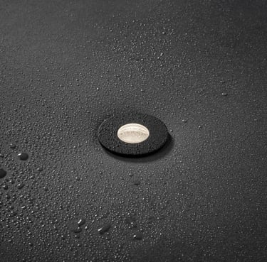Foco empotrable MINI MINUS ultracompacto en techo oscuro, iluminación discreta