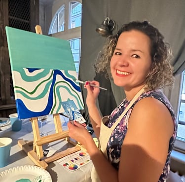 Une fille qui fait une peinture et qui participent à une soirée paint and sip , apéro peinture