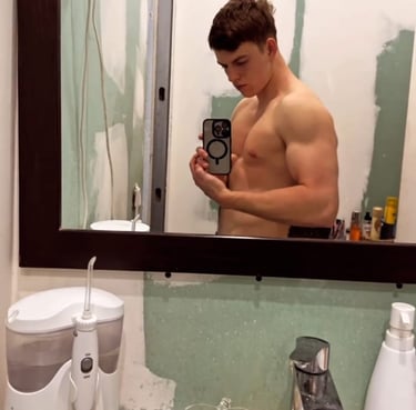 a man in a mirror fitness