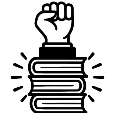 Puño levantado con papeles, representa planificación, compromiso y claridad estratégica