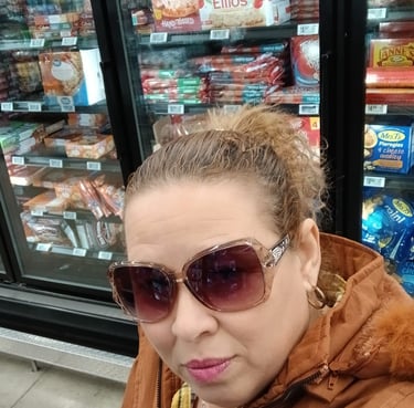 a woman in a brown jacket and sunglasses. Cliente satisfecho. Client.