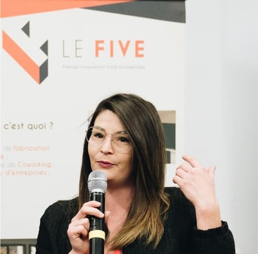 Portrait de conférence avec le five
