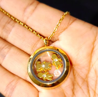 Medalhão com charmes de filhos 