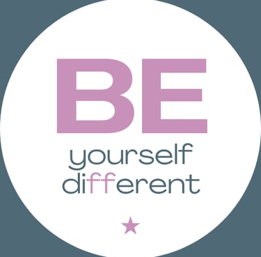 Logo “Be yourself different” en typographie violette et grise, dans un cercle blanc avec une petite étoile violette.