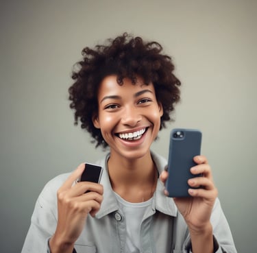 A happy customer holding a phone accessory at Pixel Celulares.