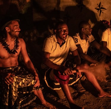 Veillée culturelle autour du feu à MIKOUMOU VILLAGE.