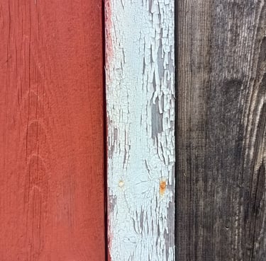 rendu sur planches de bois neuf et ancien de peinture naturelle et de peinture synthetique