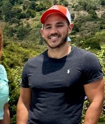 hombre en sudadera negra riendo