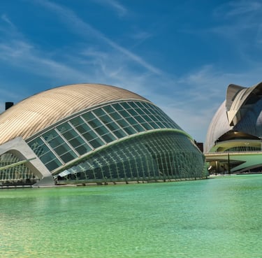 La futurista Ciudad de las Artes y las Ciencias en Valencia, España, que destaca por su arquitectura