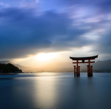 El torii flotante de Itsukushima al atardecer en la isla de Miyajima, Japón, con un cielo azulado