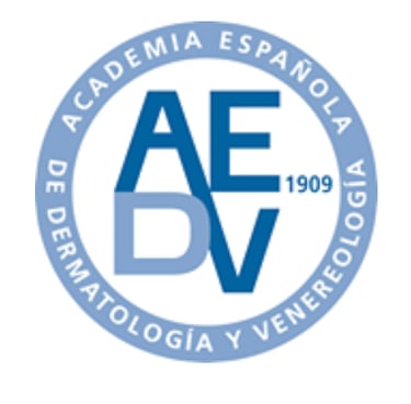Logo de la Academia Española de Dermatología y Venereología, que acredita la formación de la Dra. Ca