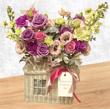 Canasta floral en forma de casa con rosas, lisianthus, matiolas, clavelinas, astromelias y follaje