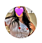 امرأة تحمل قلبًا أرجوانيًا على شكل قلب على صدرها