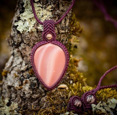 pendentif micromacramé, macramé, fil prune Linhasita, pierre naturelle, opale rose, perle rhodonite, artisanat français, tiss
