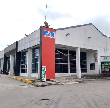 Entrada del taller especializado en frenos dentro del parqueadero cubierto Tienda Olímpica