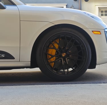 Akebono 10 piston calipers and 420x40mm carbon ceramic rotors transplanted onto a Porsche Macan GTS