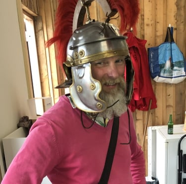 Foto van Gert Jacob die een Romeinse helm draagt