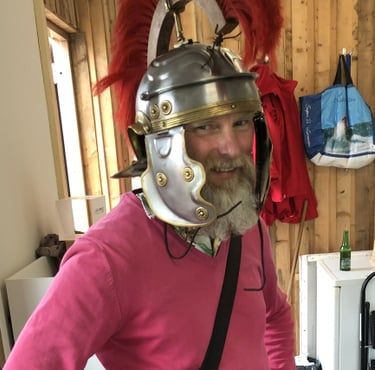 Foto van Gert Jacob die een Romeinse helm draagt