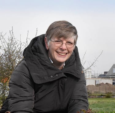 esther van den bor werkt in de groentetuin