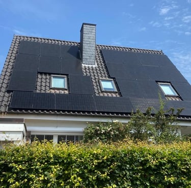 ein Haus mit auf dem Dach installierten Solarpaneelen