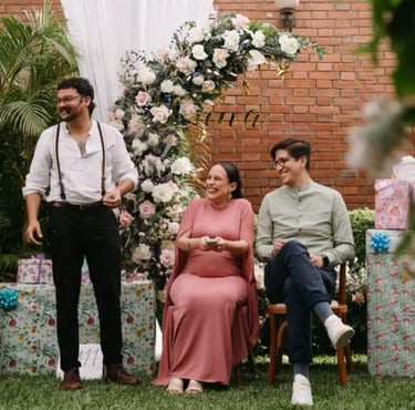 Mago en Baby Shower de Lima Perú, con padres emocionados