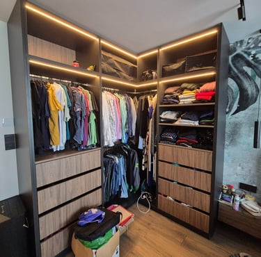 гардеробна по поръчка с LED осветление и отворени рафтове – реализиран проект BrosMebel