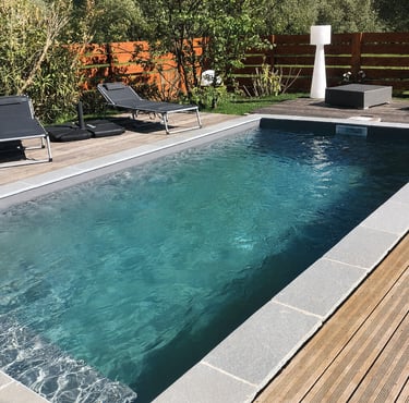 Piscine sur mesure avec plage en bois réalisée par EGPR